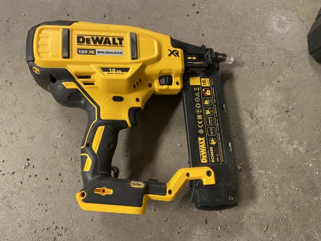 849058-52 Power hand tool 9 pieces of DeWALT with transport cart
