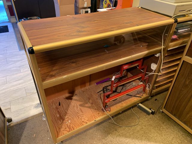 809370-2 Shop counter on wheels for goldsmith shop