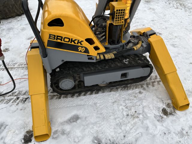 860692-3 BROKK 90 demolition robot with equipment