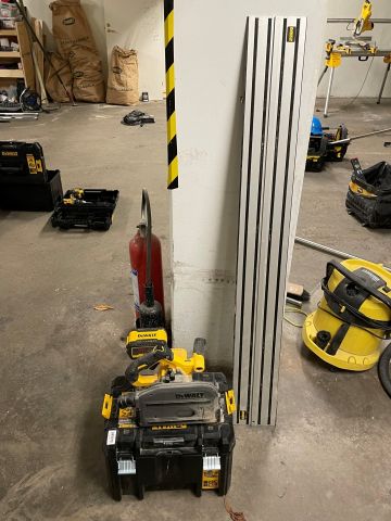 849079-1 Chainsaw with guide rail DeWalt DCS520