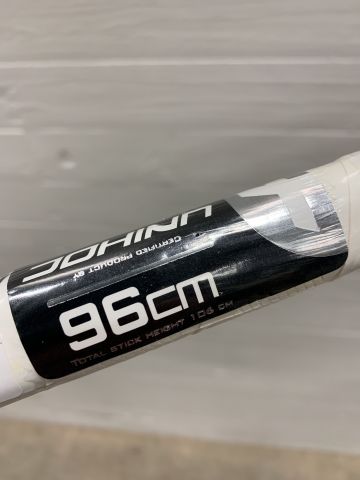 861295-5 Floorball club UNITY Triangle 29 magenta 96cm R