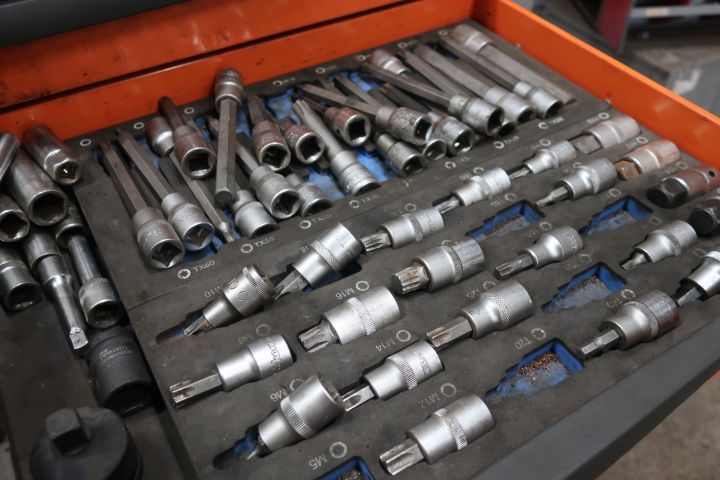 833571-18 Tool trolley with tools, Beta C24SA XL