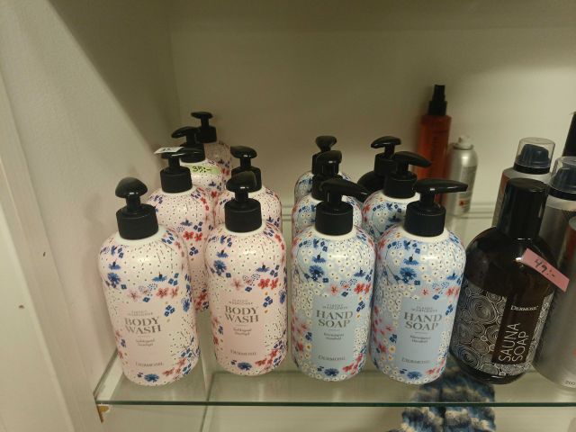 825964-2 Lot with accessories from beauty salon