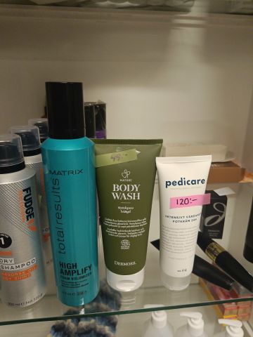 825964-7 Lot with accessories from beauty salon