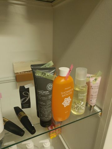 825964-8 Lot with accessories from beauty salon