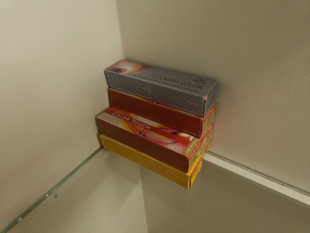 825964-13 Lot with accessories from beauty salon