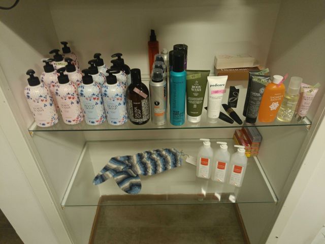 825964-14 Lot with accessories from beauty salon