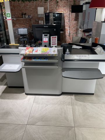 836558-2 Checkout counter with scale