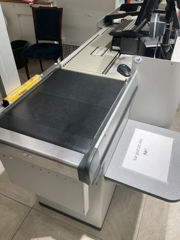 836558-4 Checkout counter with scale