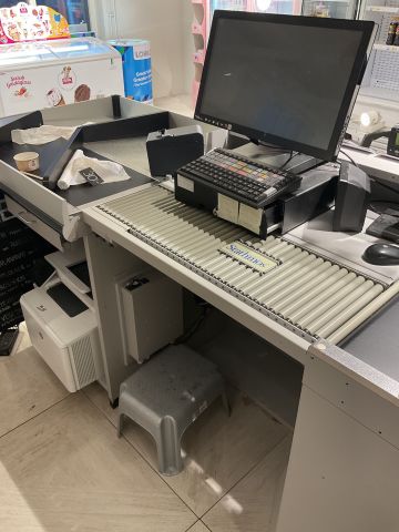 836558-5 Checkout counter with scale