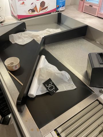 836558-8 Checkout counter with scale
