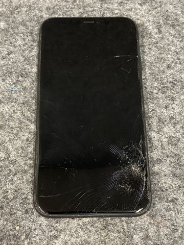 849126-6 iPhone 11 64GB Svart (sprucken skärm)
