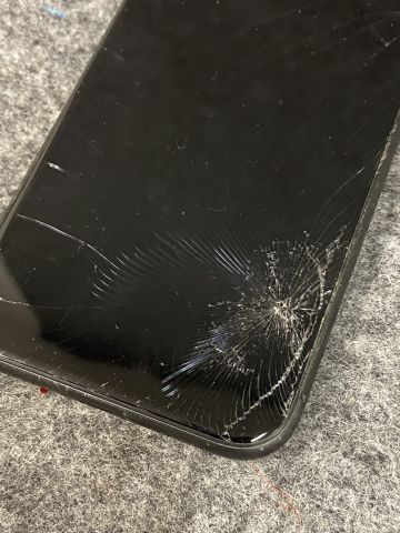 849126-7 iPhone 11 64GB Svart (sprucken skärm)