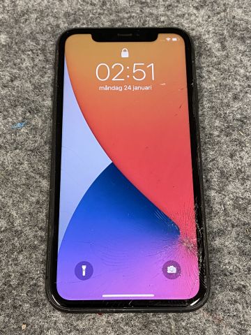 849126-1 iPhone 11 64GB Svart (sprucken skärm)