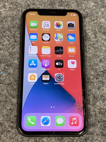 849126-3 iPhone 11 64GB Svart (sprucken skärm)