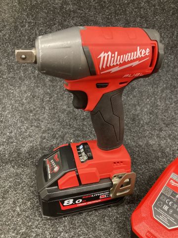 865265-3 Nutrunner Milwaukee M18 FIWP12 incl battery 8.0Ah and charger M12-18FC