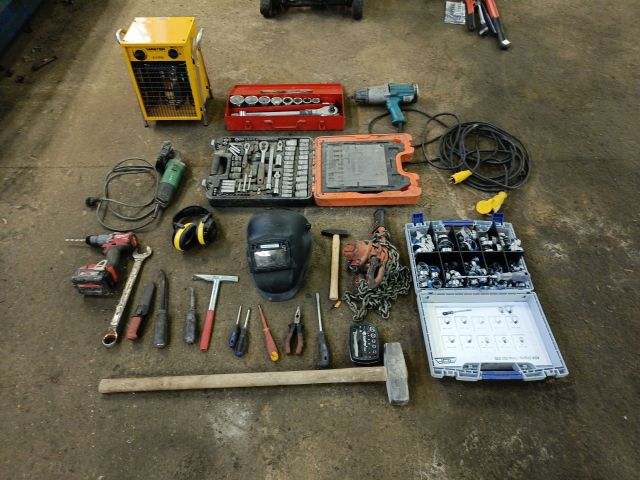Hand tools and hand machines - PS Auction - We value the future ...