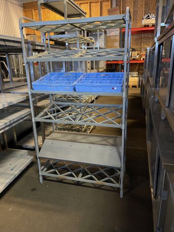 867454-1 Ställ för förvaring av rent diskgods i diskkorgar, tallrikskassetter och besticklådor.