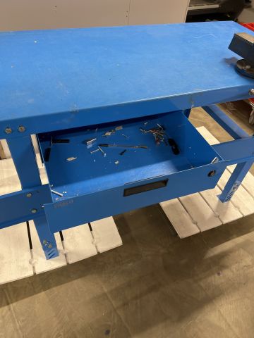 745474-2 Arbetsbänk 150 cm, samt diverse verktyg