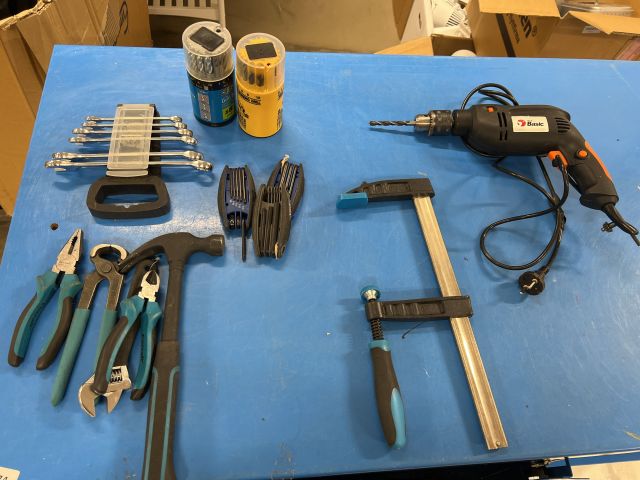 745474-6 Arbetsbänk 150 cm, samt diverse verktyg