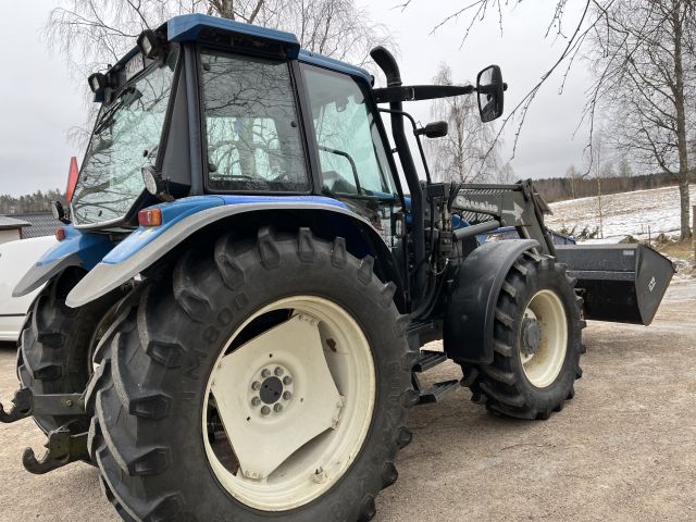 869960-7 New Holland TS 110 with front loader RAZ400