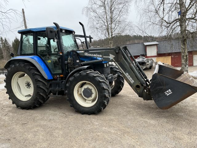 869960-8 New Holland TS 110 with front loader RAZ400