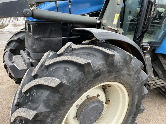869960-18 New Holland TS 110 with front loader RAZ400