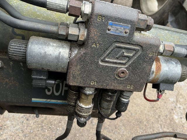 869960-25 New Holland TS 110 with front loader RAZ400