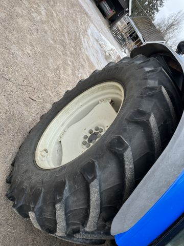 869960-28 New Holland TS 110 with front loader RAZ400