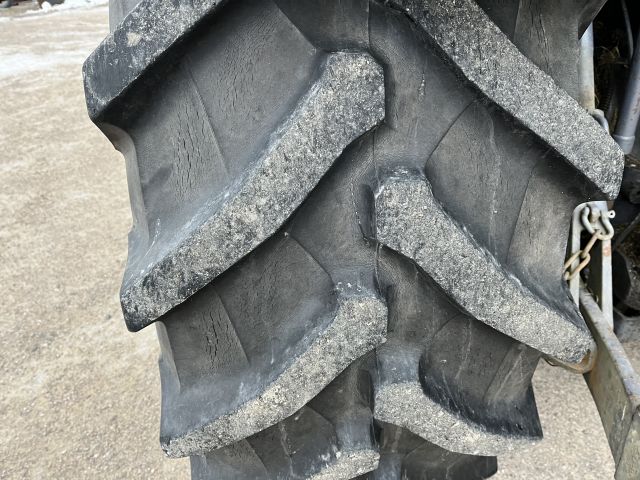 869960-33 New Holland TS 110 with front loader RAZ400