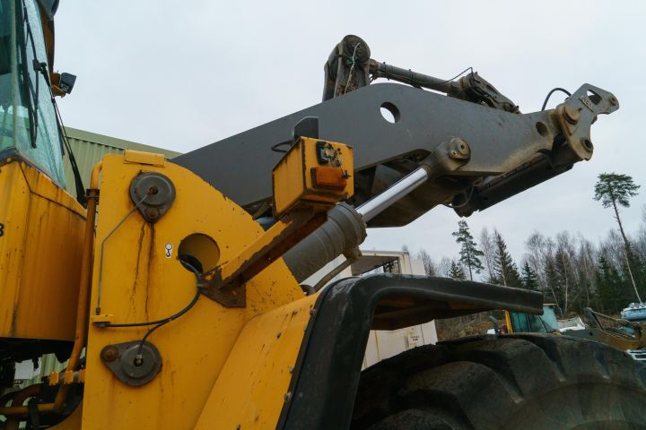 865124-10 Wheel loader Volvo L180E, 2006