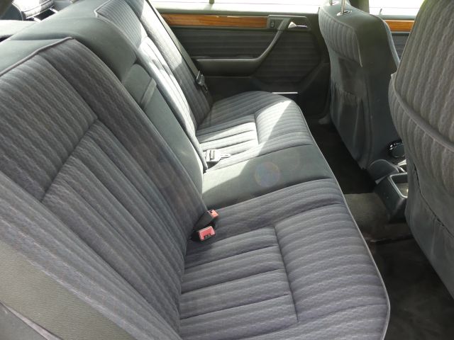 870767-16 Mercedes-Benz 220 E -1993