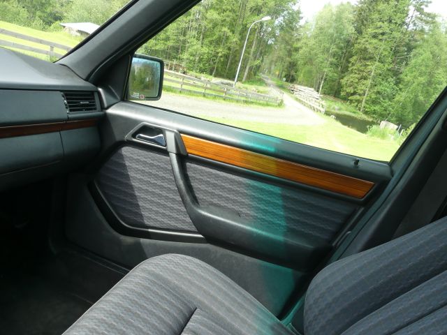 870767-22 Mercedes-Benz 220 E -1993