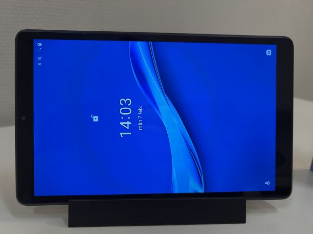 867651-2 Tablet, Lenovo Smart Tab M8 with docking station
