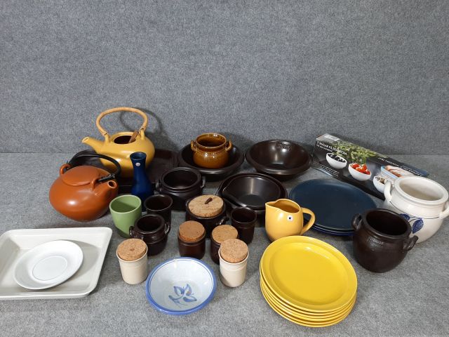 804250-1 Collection of porcelain and ceramics, Höganäs, about 30 parts