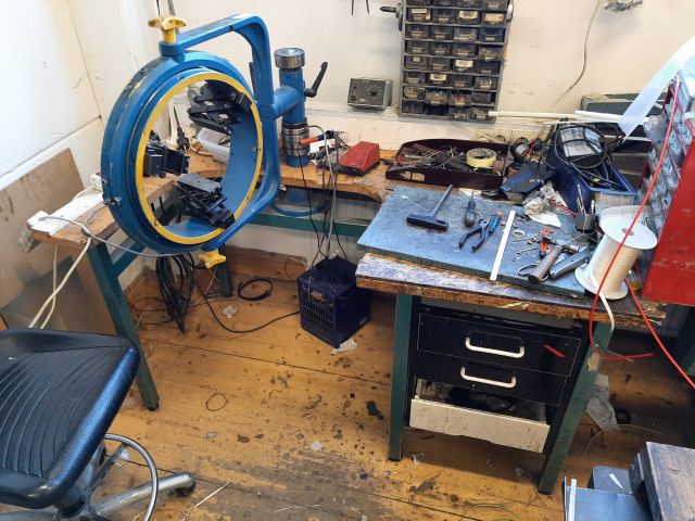 804942-1 Engine holder - Wetzel, incl. work table, tools etc.