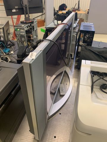 873979-1 Samsung TV with removable speakers