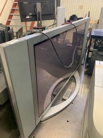 873979-2 Samsung TV with removable speakers