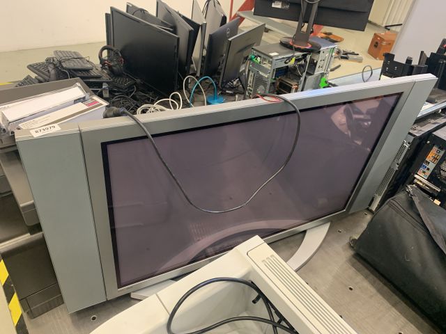 873979-3 Samsung TV with removable speakers