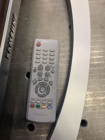 873979-5 Samsung TV with removable speakers
