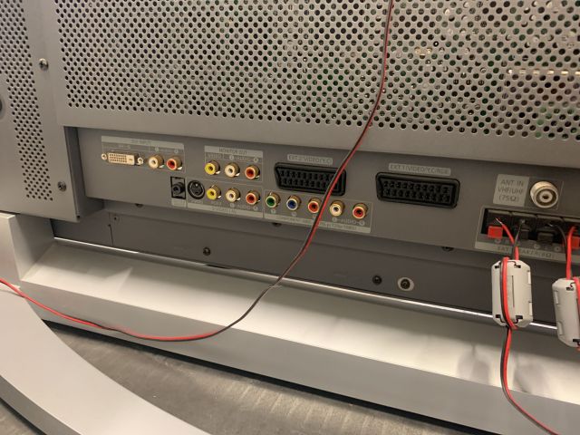 873979-6 Samsung TV with removable speakers