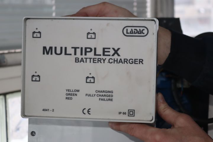 876079-5 Battery cabinet with multiplex charger and fan