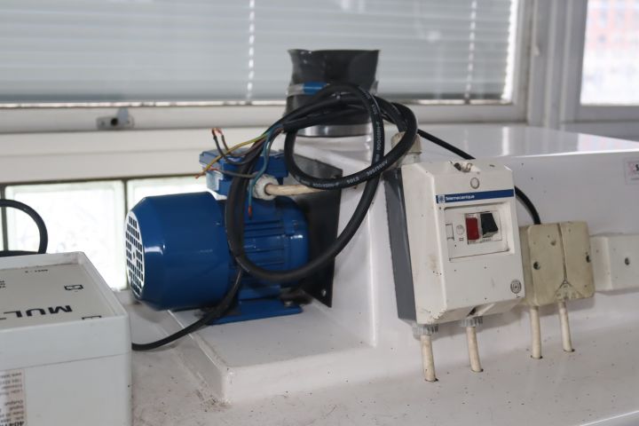 876079-6 Battery cabinet with multiplex charger and fan