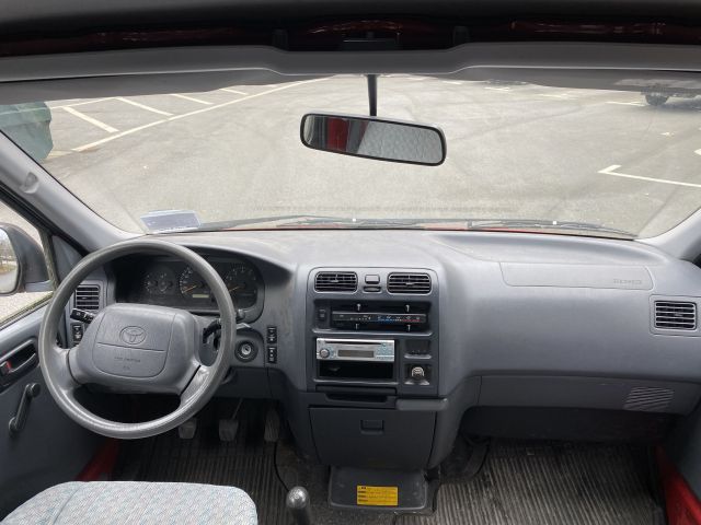 833914-13 Toyota Hiace, 2002, 142 hp