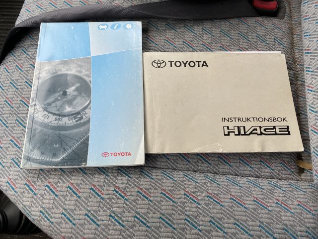 833914-21 Toyota Hiace, 2002, 142 hp