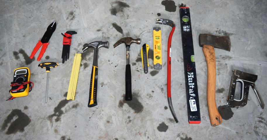 683437-2 Tool bag with spirit level, hammer, crowbar, axe etc.