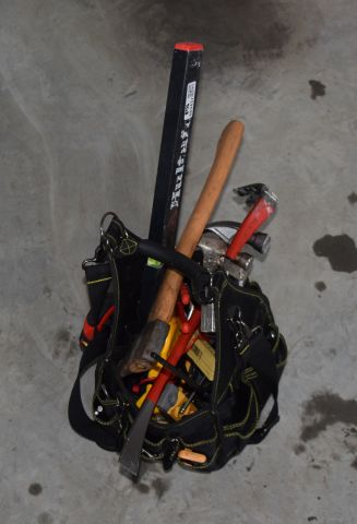683437-8 Tool bag with spirit level, hammer, crowbar, axe etc.