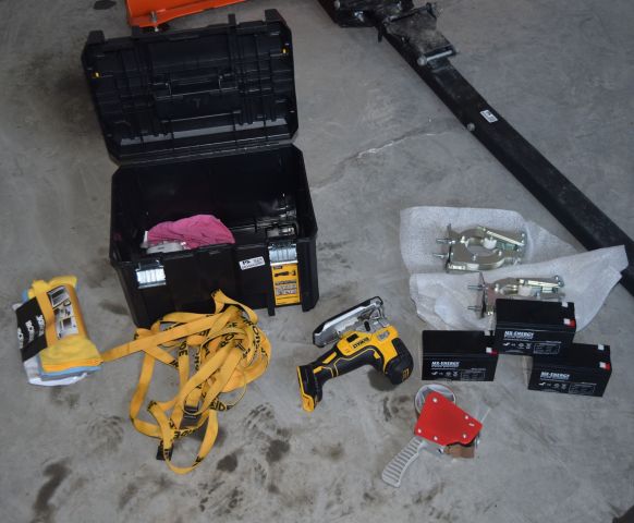 683440-1 Dewalt jigsaw, Tool box, batteries 3 pcs + miscellaneous