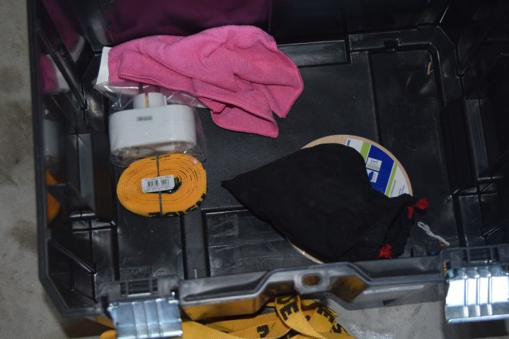 683440-2 Dewalt jigsaw, Tool box, batteries 3 pcs + miscellaneous