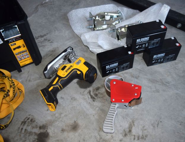 683440-4 Dewalt jigsaw, Tool box, batteries 3 pcs + miscellaneous